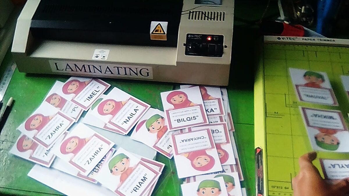 Proses laminating dokumen di Muara Printing Kudus