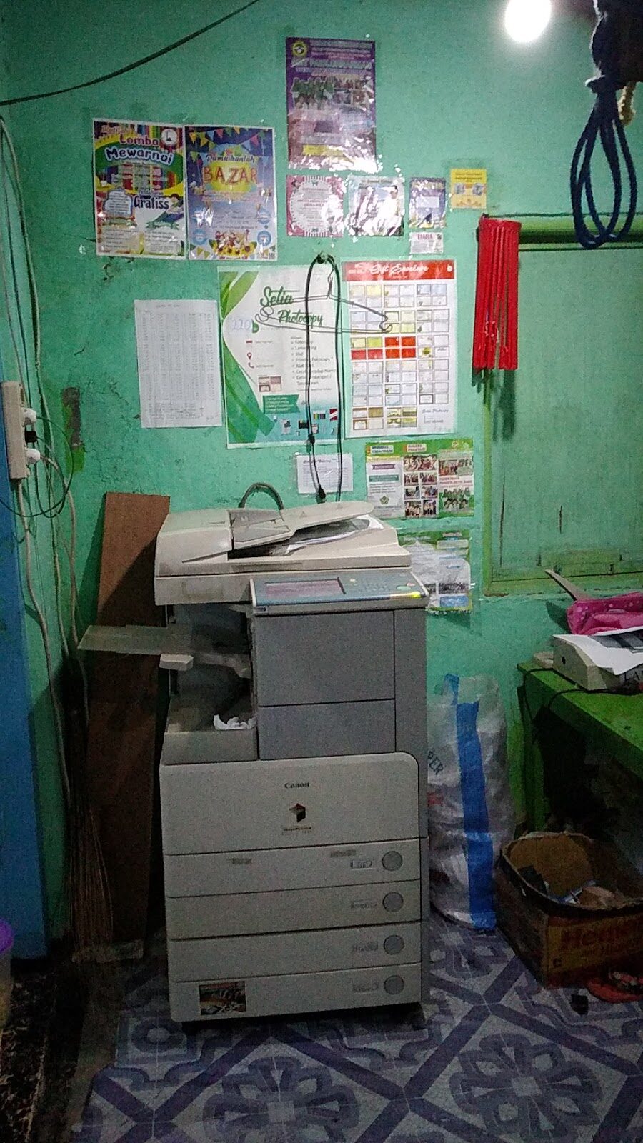 Mesin cetak sedang memproses dokumen